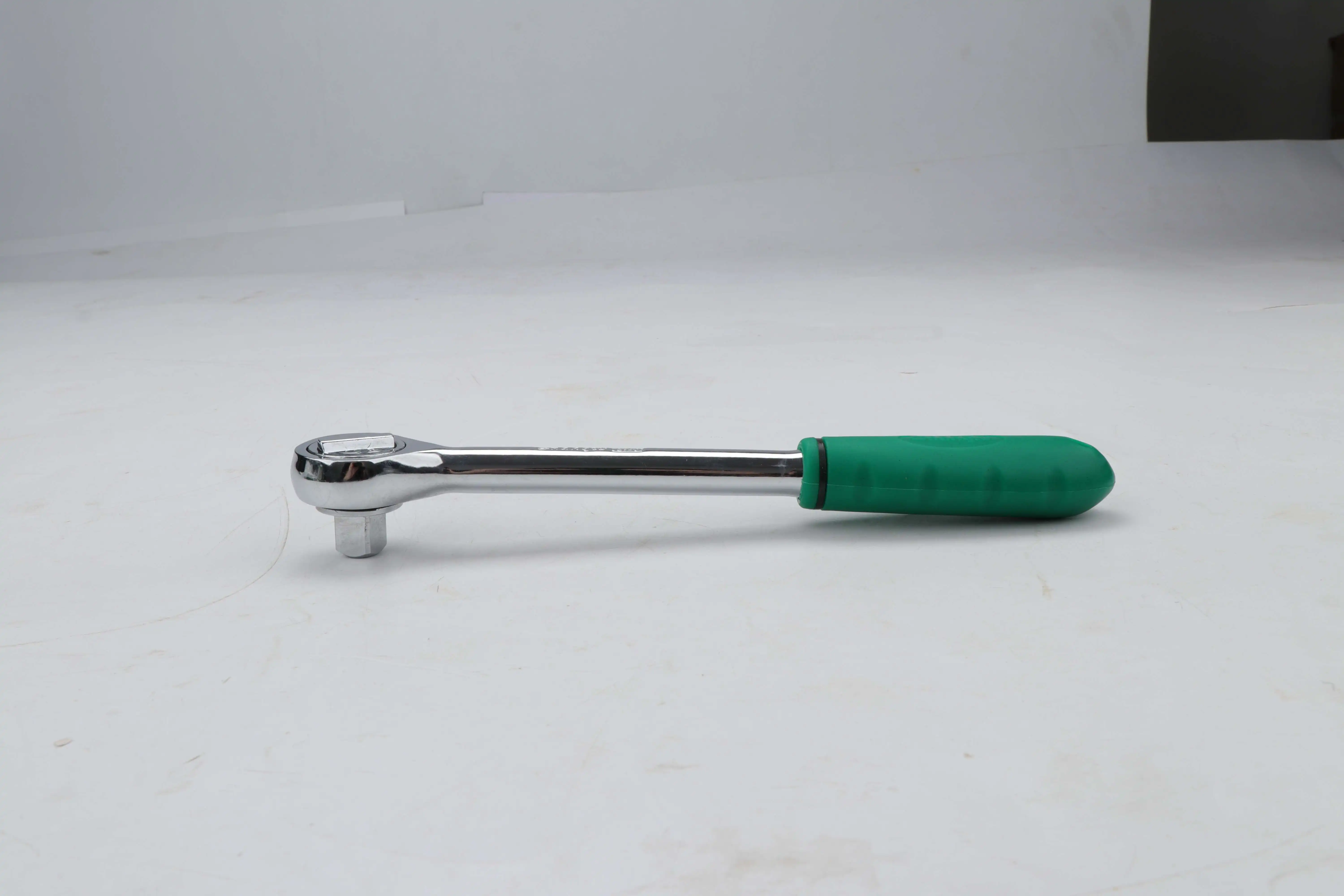 Unveiling the Ergonomics of Mirror-Finished Handle Ratchet Wrench